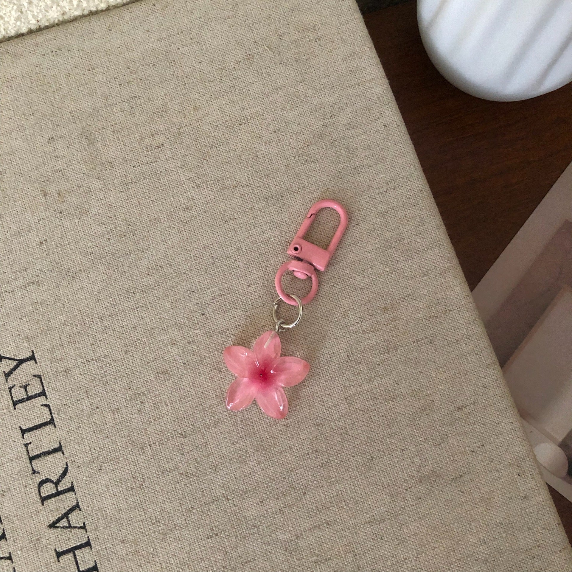 Wholesale Colorful transparent small flower keychain